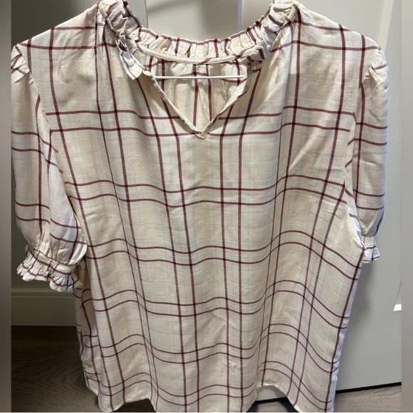 Amazon Essentials Fluid Twill Short Puff Sleeve Smock Detail Shirt - Picture 5 of 5